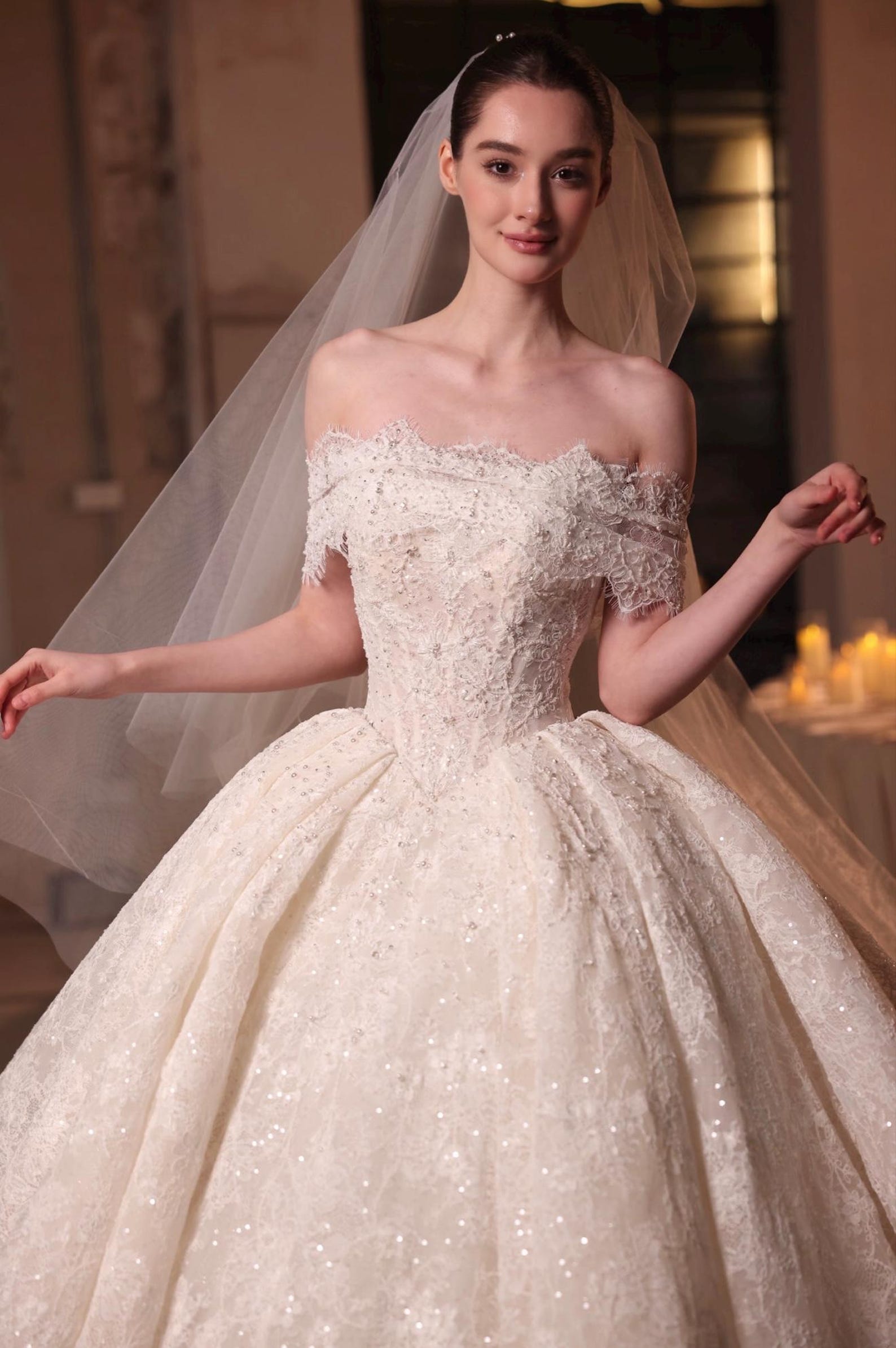 Detachable Off Shoulder Beaded Lace Wedding Dress Ball Gown Strapless Sweetheart Bridal Gown