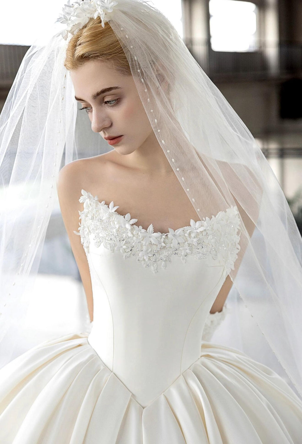 Luxury Satin Ball Gown Wedding Dress 3D Floral Beaded Strapless Sweetheart Bridal Gown Ivory