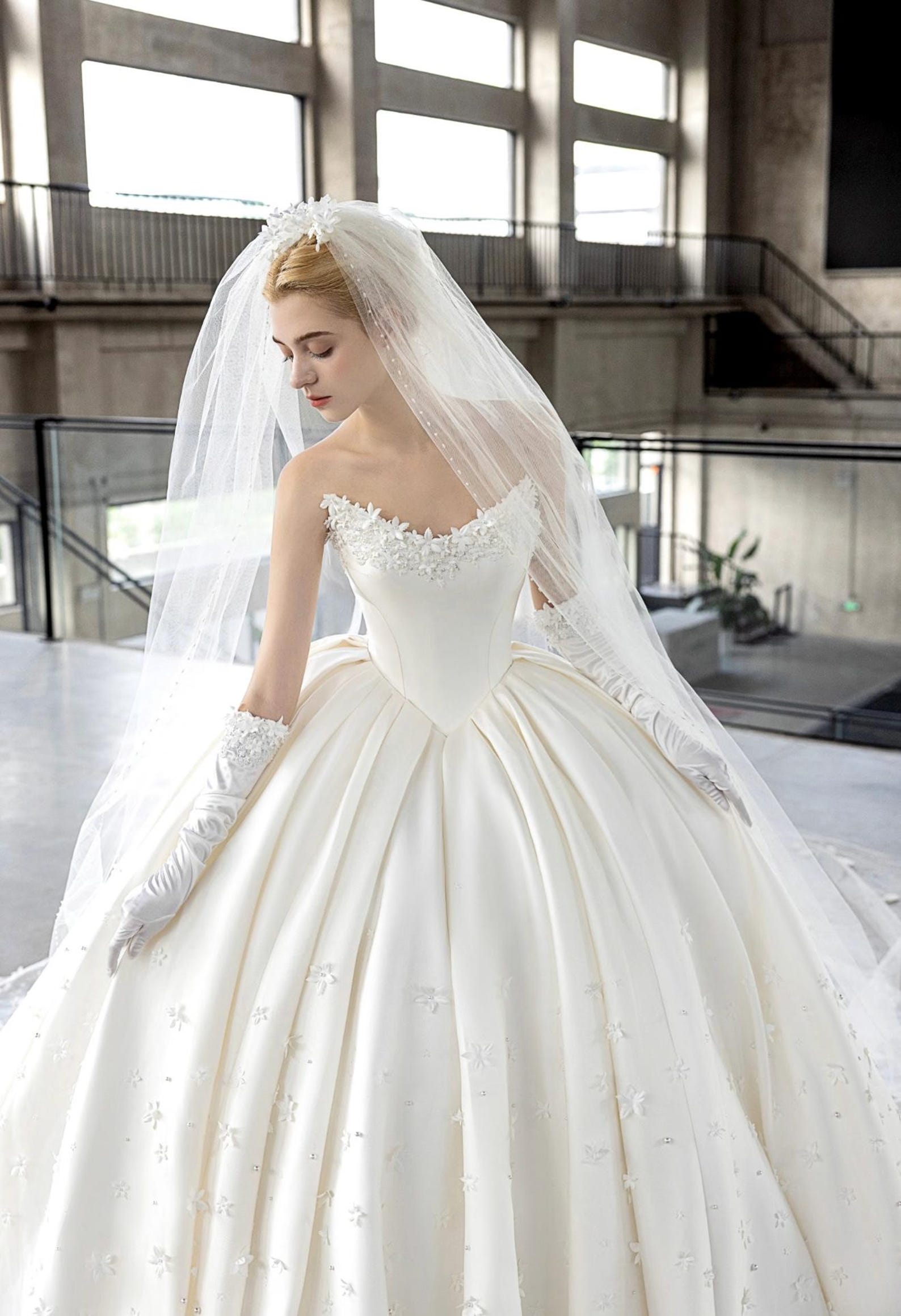 Luxury Satin Ball Gown Wedding Dress 3D Floral Beaded Strapless Sweetheart Bridal Gown Ivory