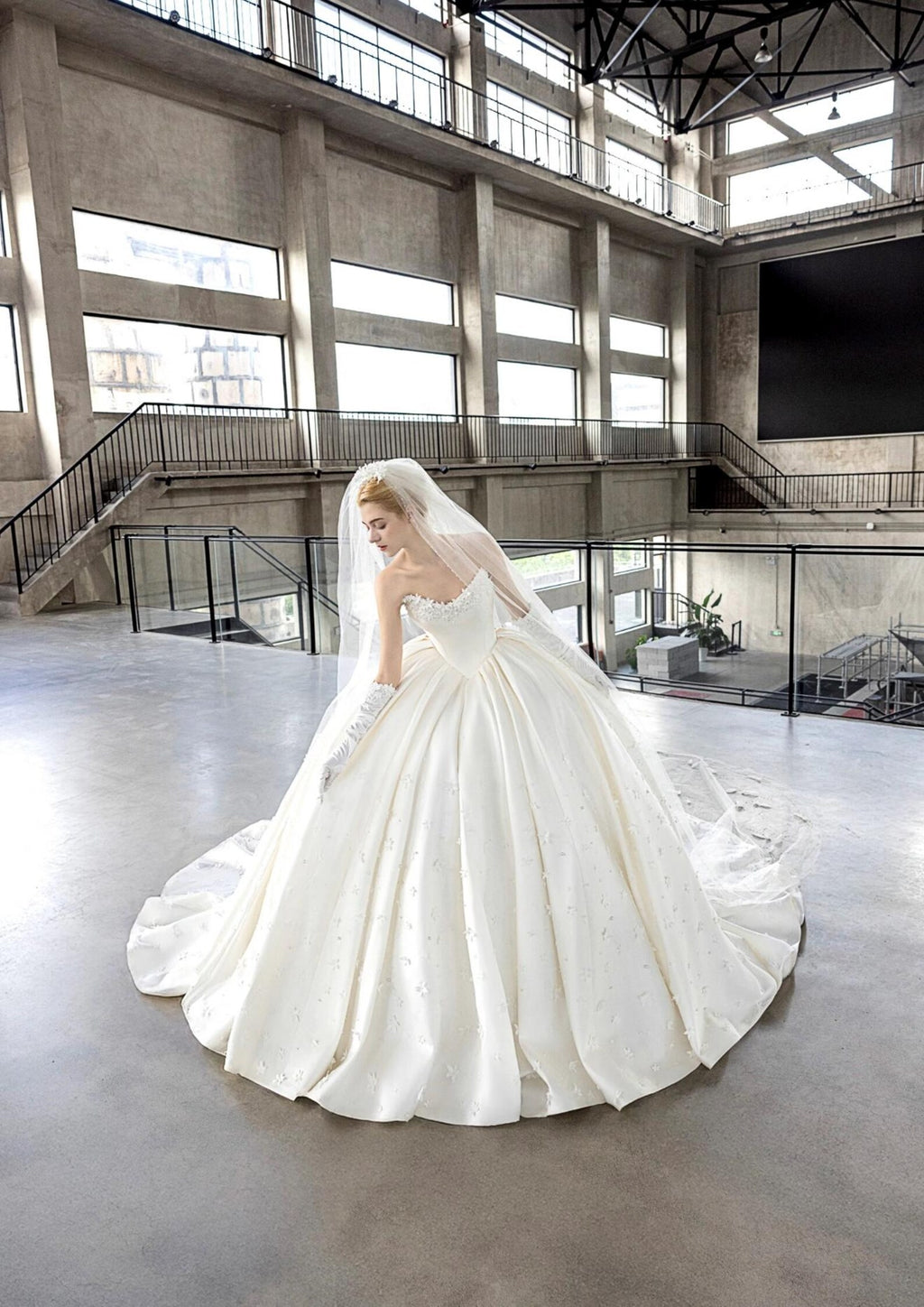 Luxury Satin Ball Gown Wedding Dress 3D Floral Beaded Strapless Sweetheart Bridal Gown Ivory