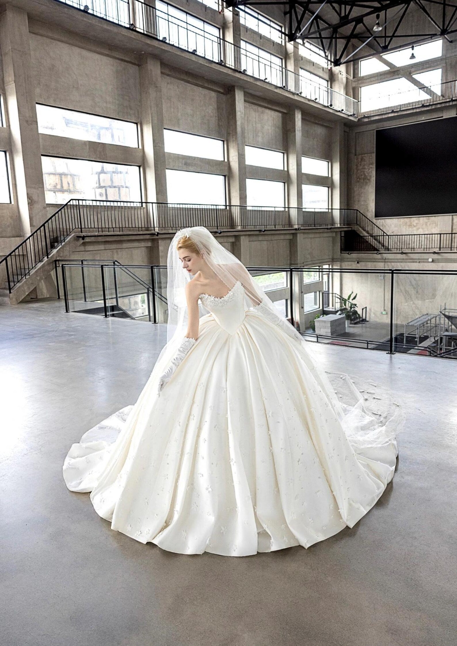 Luxury Satin Ball Gown Wedding Dress 3D Floral Beaded Strapless Sweetheart Bridal Gown Ivory