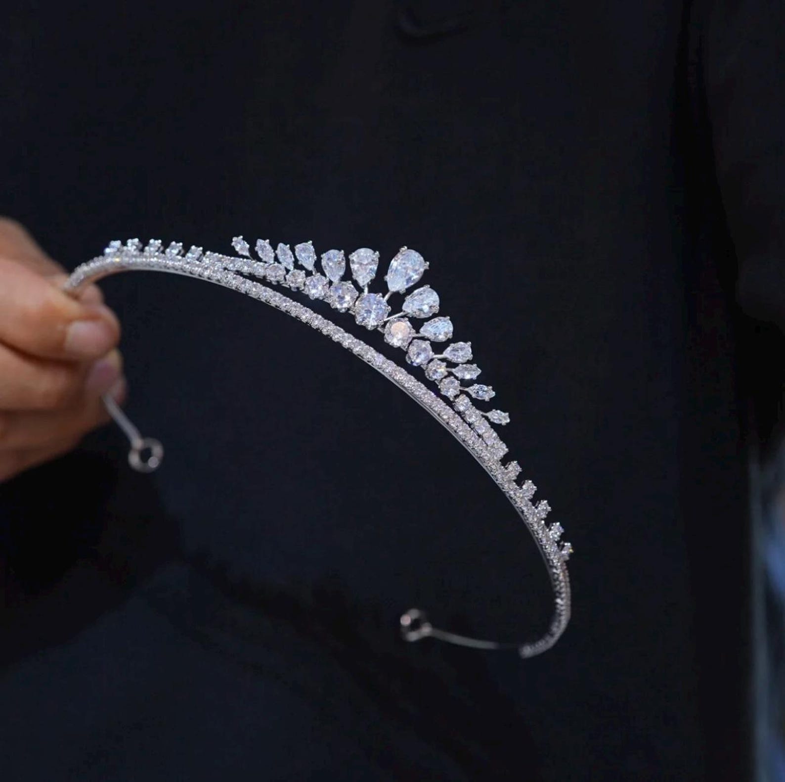 Teardrop Crystal Bridal Tiara, Silver Rhinestone Wedding Crown, Minimalist Bride Headpiece for Wedding Gown & Cheongsam