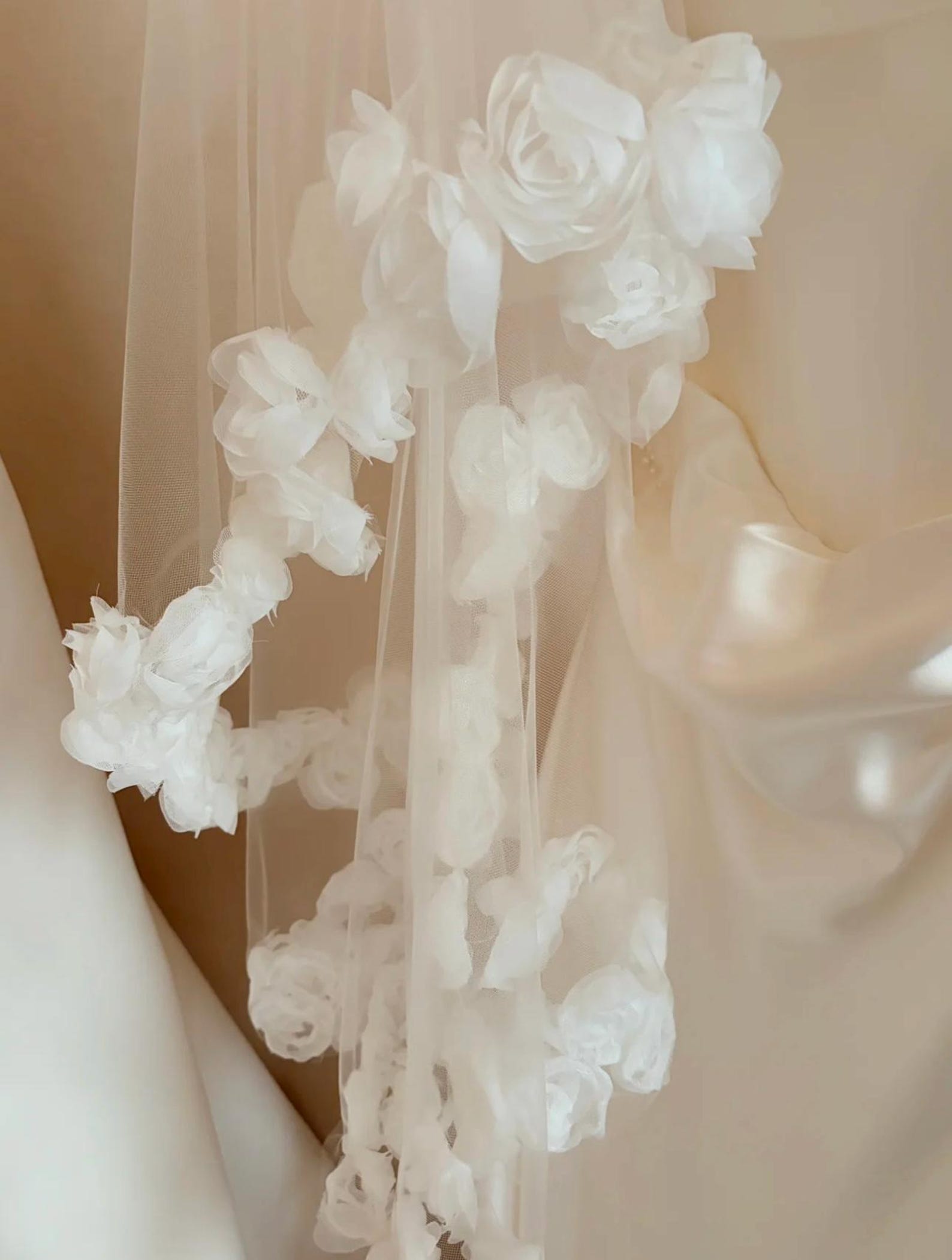 3D Floral Edge Wedding Veil, Handmade White Rose Flower Bridal Tulle Veil, Romantic Sheer Single Tier Bridal Veil for Wedding Ceremony