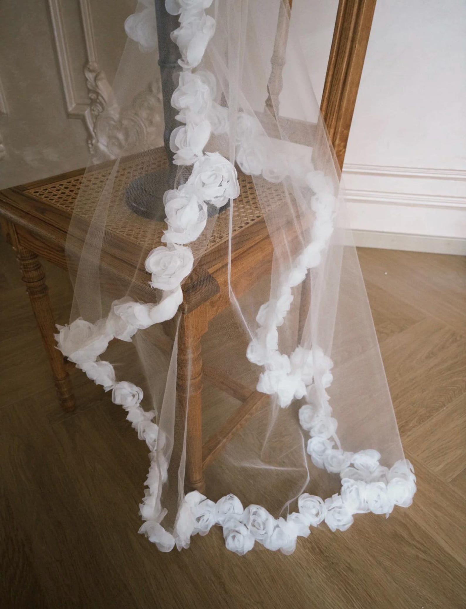 3D Floral Edge Wedding Veil, Handmade White Rose Flower Bridal Tulle Veil, Romantic Sheer Single Tier Bridal Veil for Wedding Ceremony