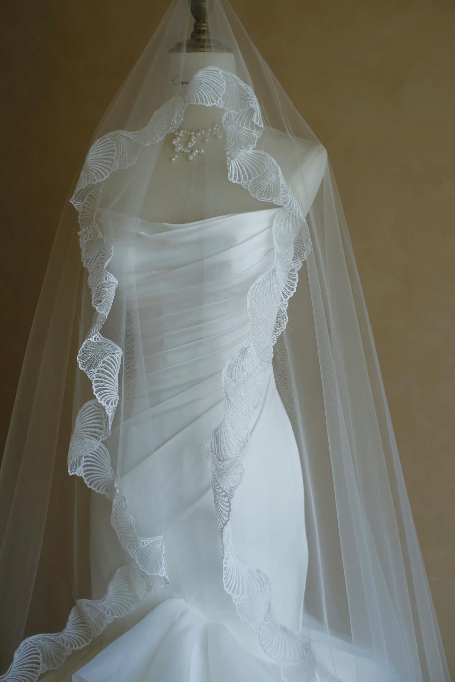 Wavy Scallop Fan Lace Edge Wedding Veil, Single Tier Sheer Tulle Bridal Veil, Vintage Romantic Trimmed Wedding Veil