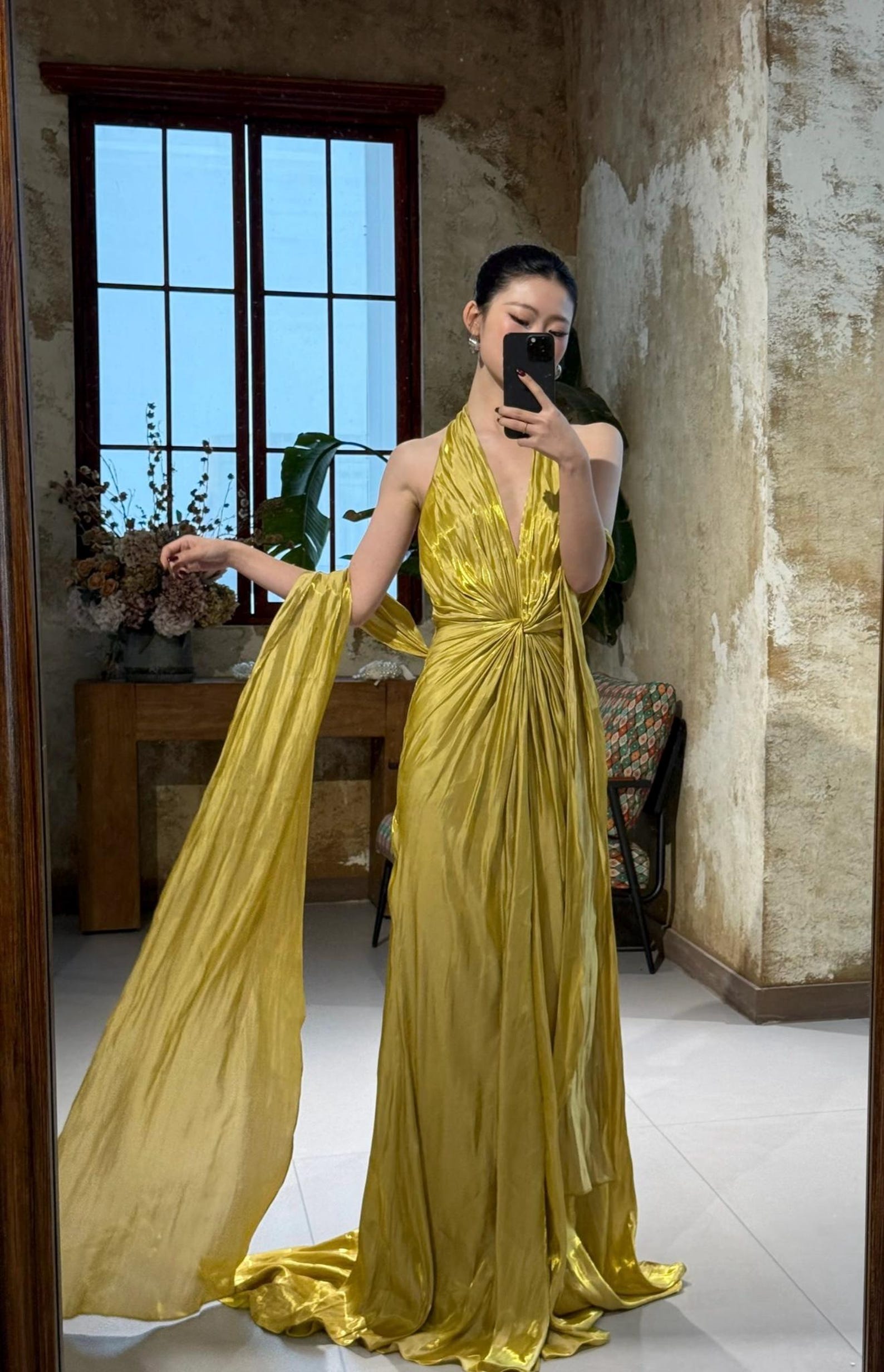 Luxury Gold Halter Neck Evening Gown, Deep V-Neck Twisted Waist Fitted Dress with Flowing Sash, Elegant Formal Prom Red Carpet Gown