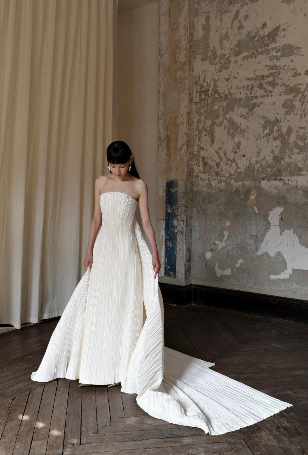 Modern Strapless Pleated A-Line Wedding Dress, Vertical Accordion Pleats Fitted Gown with Dramatic Long Train, Elegant Ivory Bridal Gown