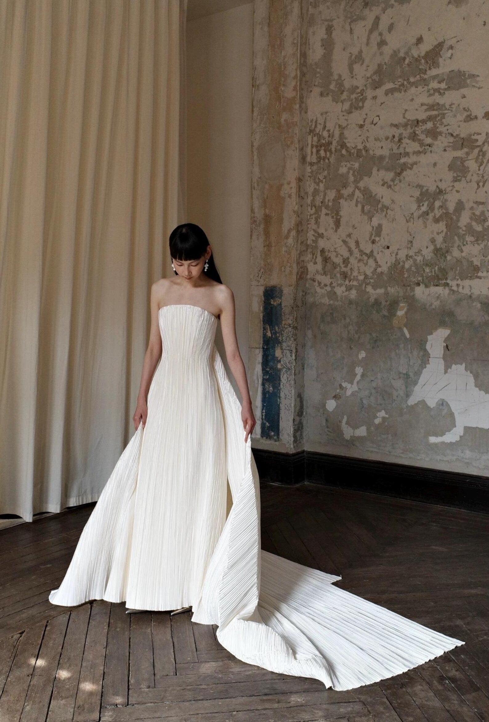 Modern Strapless Pleated A-Line Wedding Dress, Vertical Accordion Pleats Fitted Gown with Dramatic Long Train, Elegant Ivory Bridal Gown