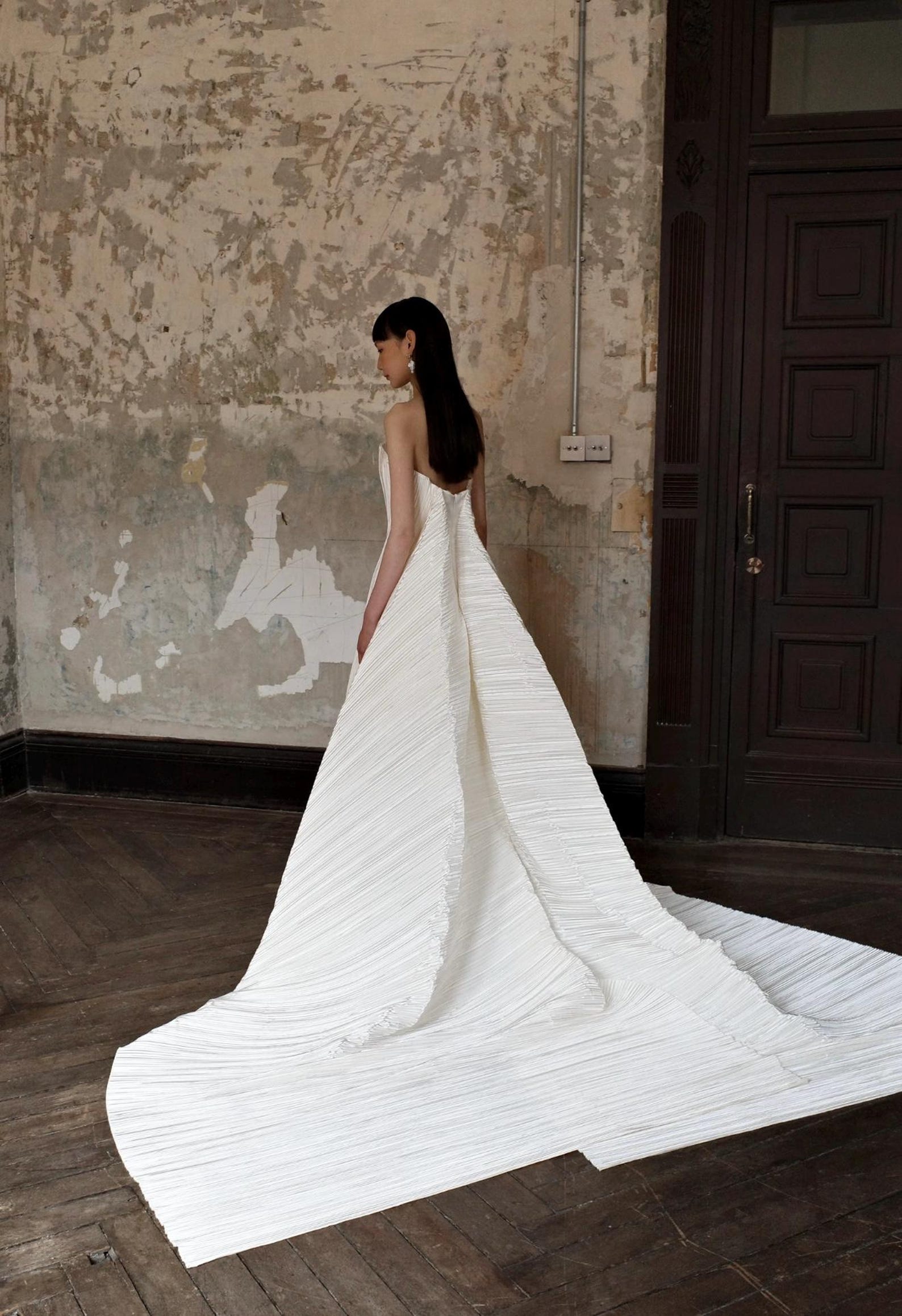 Modern Strapless Pleated A-Line Wedding Dress, Vertical Accordion Pleats Fitted Gown with Dramatic Long Train, Elegant Ivory Bridal Gown