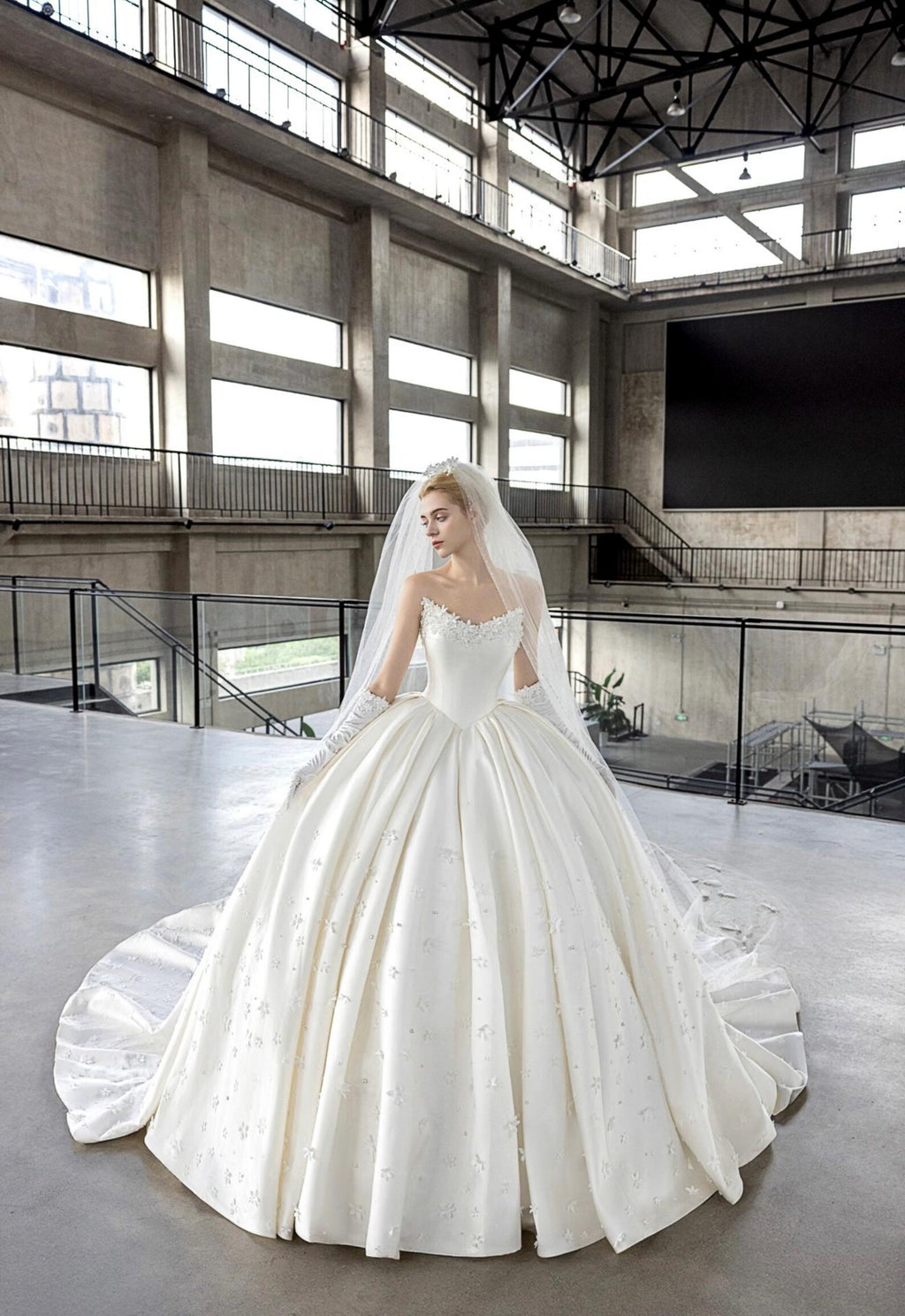 Luxury Satin Ball Gown Wedding Dress 3D Floral Beaded Strapless Sweetheart Bridal Gown Ivory