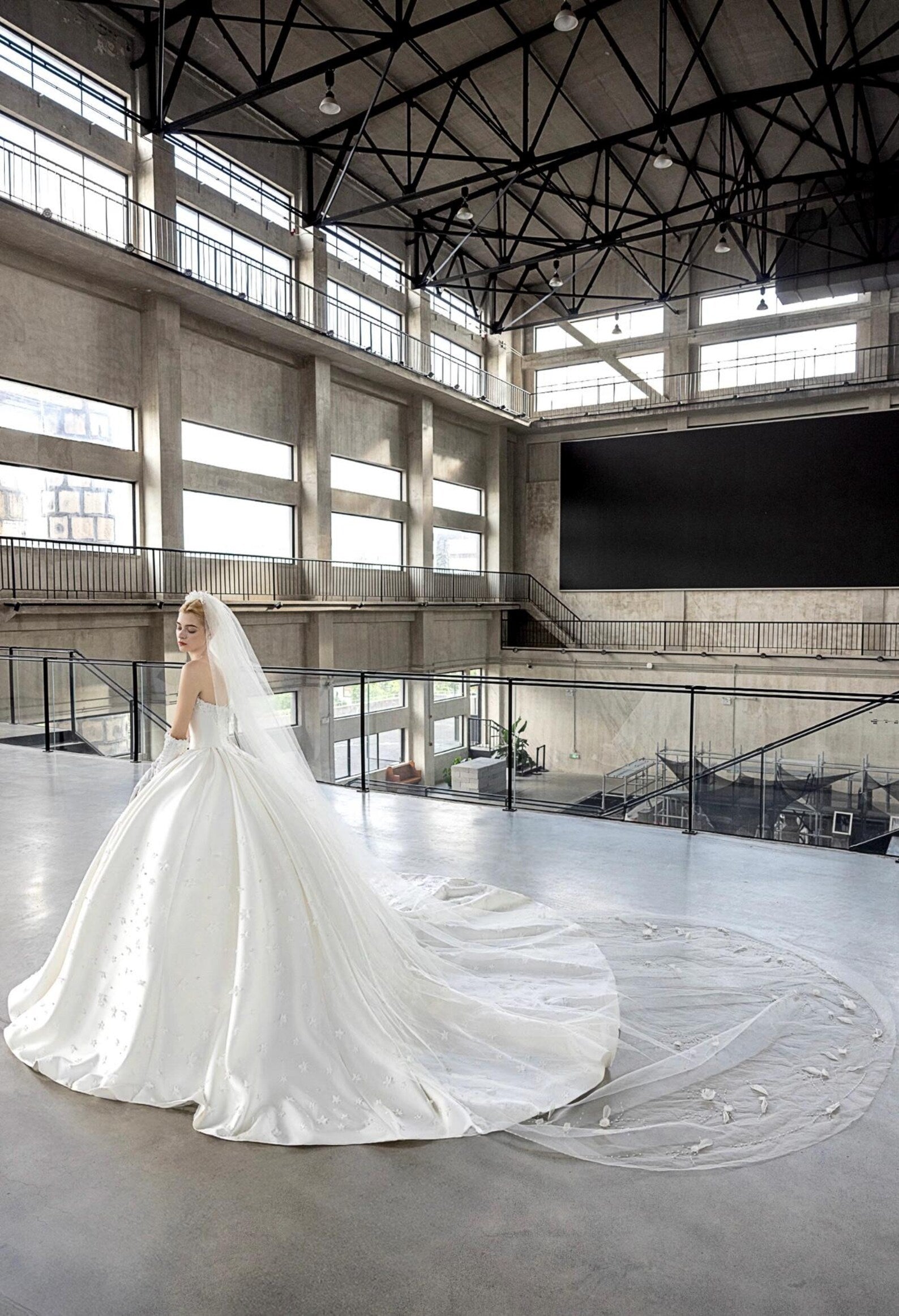 Luxury Satin Ball Gown Wedding Dress 3D Floral Beaded Strapless Sweetheart Bridal Gown Ivory