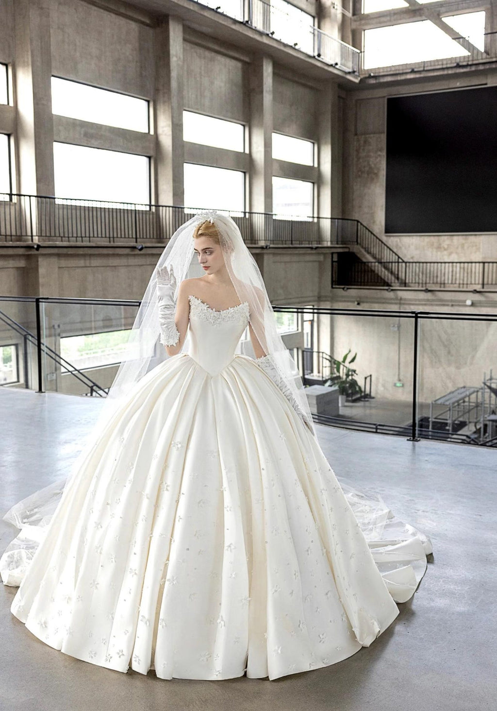 Luxury Satin Ball Gown Wedding Dress 3D Floral Beaded Strapless Sweetheart Bridal Gown Ivory