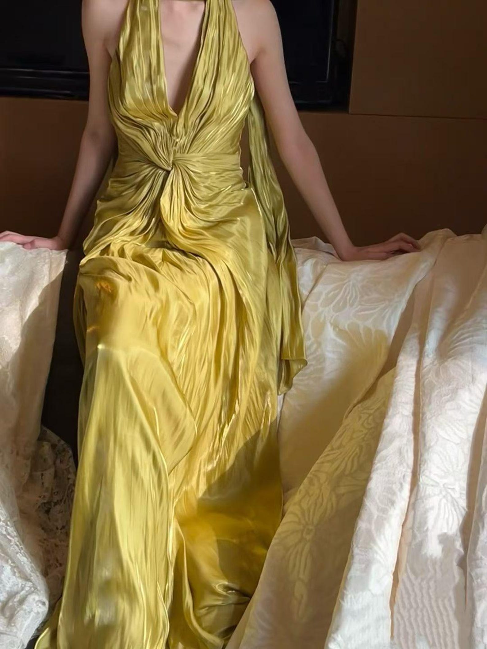Luxury Gold Halter Neck Evening Gown, Deep V-Neck Twisted Waist Fitted Dress with Flowing Sash, Elegant Formal Prom Red Carpet Gown