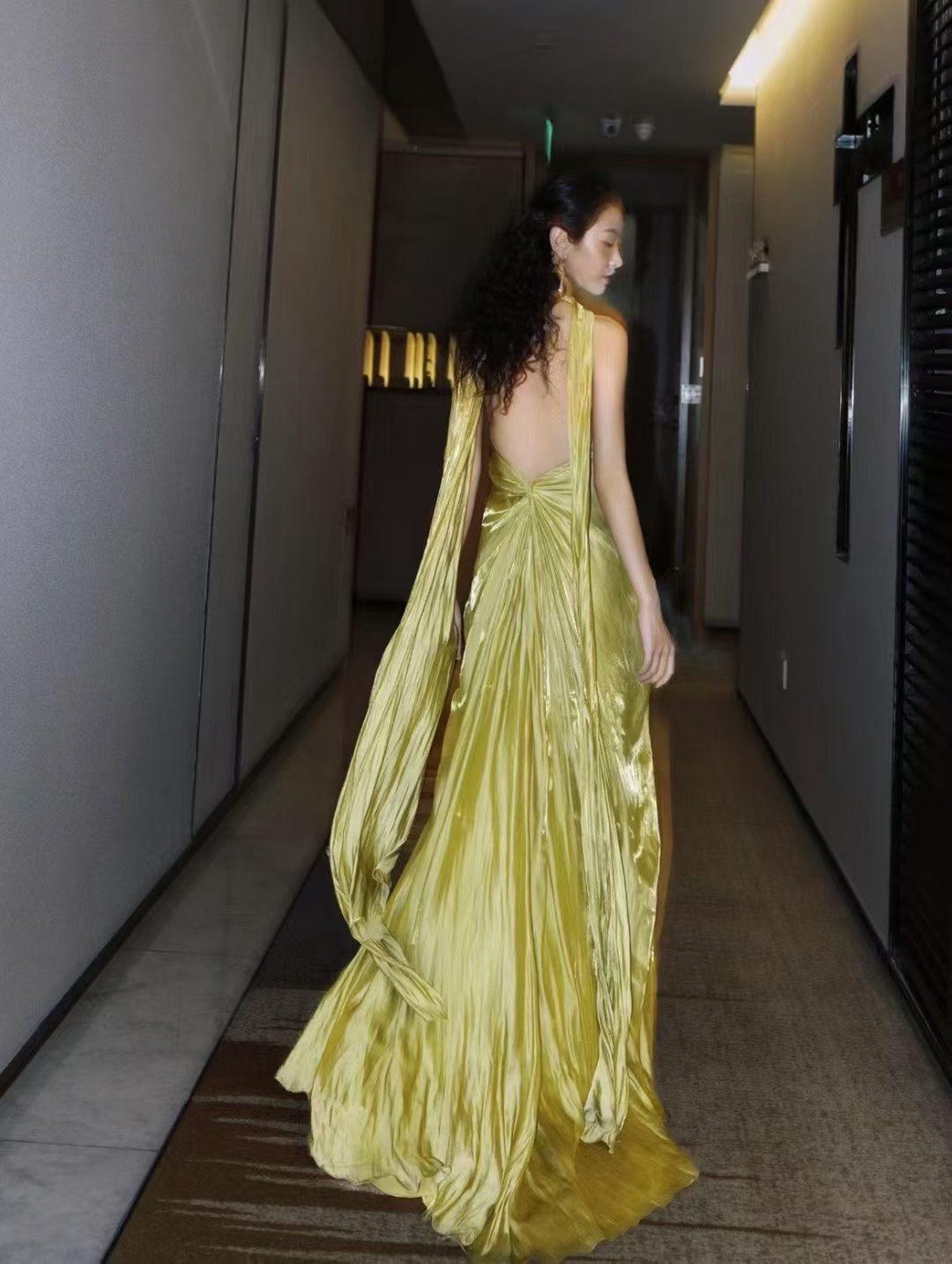 Luxury Gold Halter Neck Evening Gown, Deep V-Neck Twisted Waist Fitted Dress with Flowing Sash, Elegant Formal Prom Red Carpet Gown