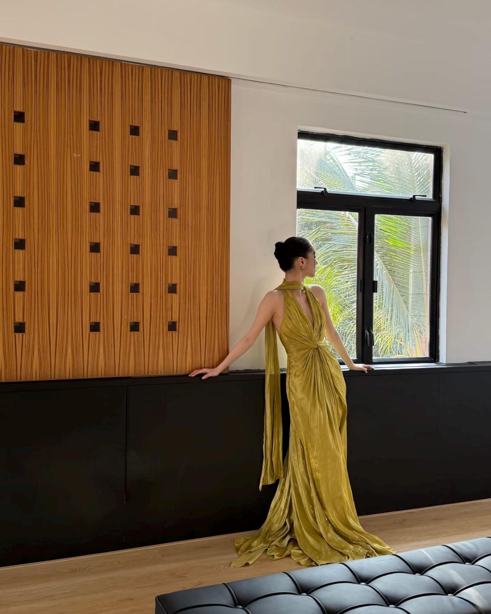 Luxury Gold Halter Neck Evening Gown, Deep V-Neck Twisted Waist Fitted Dress with Flowing Sash, Elegant Formal Prom Red Carpet Gown
