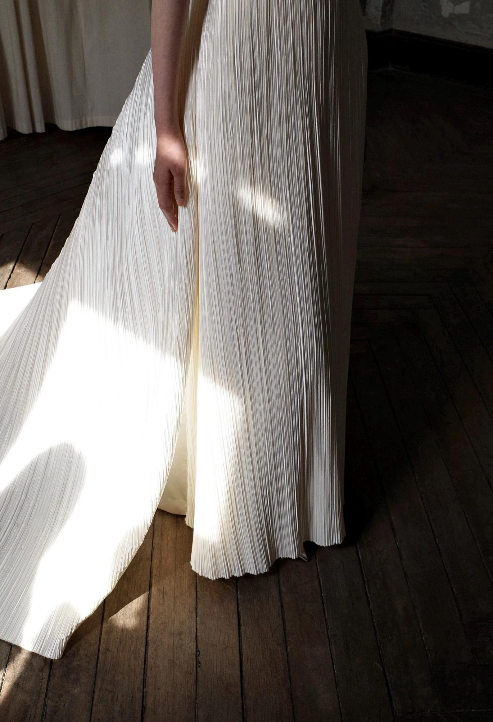 Modern Strapless Pleated A-Line Wedding Dress, Vertical Accordion Pleats Fitted Gown with Dramatic Long Train, Elegant Ivory Bridal Gown