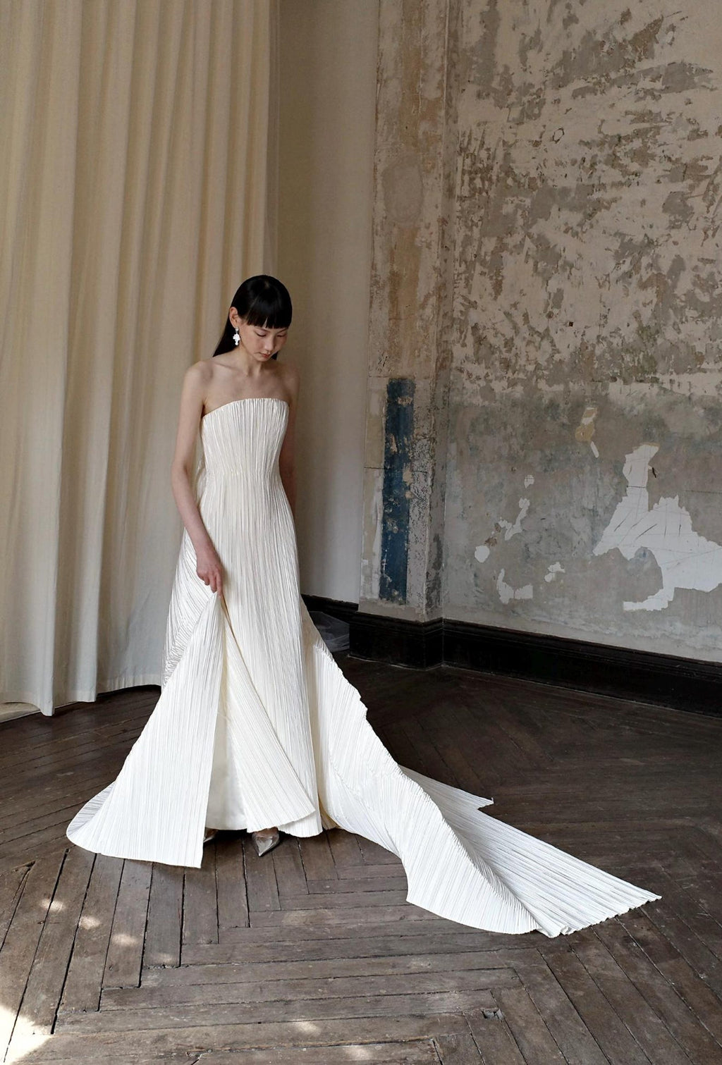 Modern Strapless Pleated A-Line Wedding Dress, Vertical Accordion Pleats Fitted Gown with Dramatic Long Train, Elegant Ivory Bridal Gown