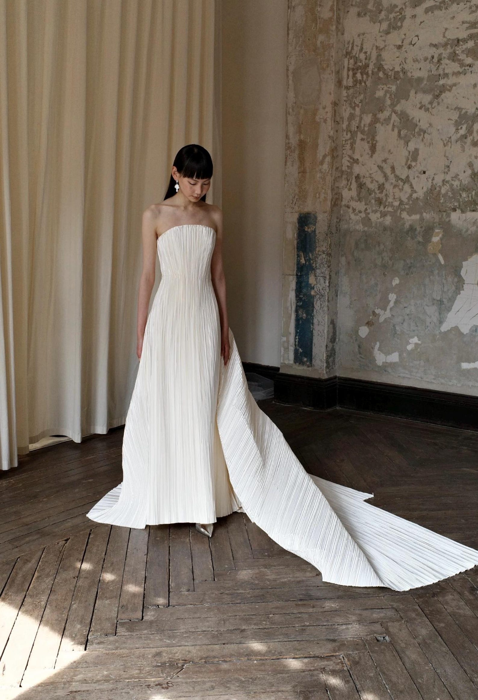 Modern Strapless Pleated A-Line Wedding Dress, Vertical Accordion Pleats Fitted Gown with Dramatic Long Train, Elegant Ivory Bridal Gown