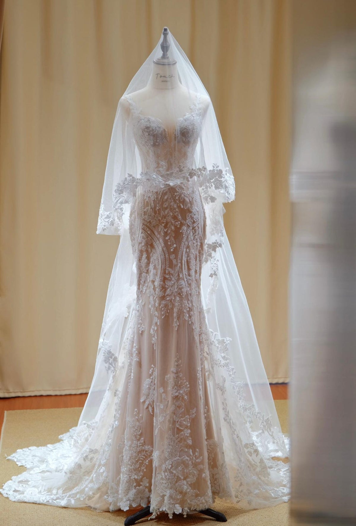Spaghetti Strap Lace Mermaid Wedding Gown, 3D Floral Bridal Dress with Lace Veil