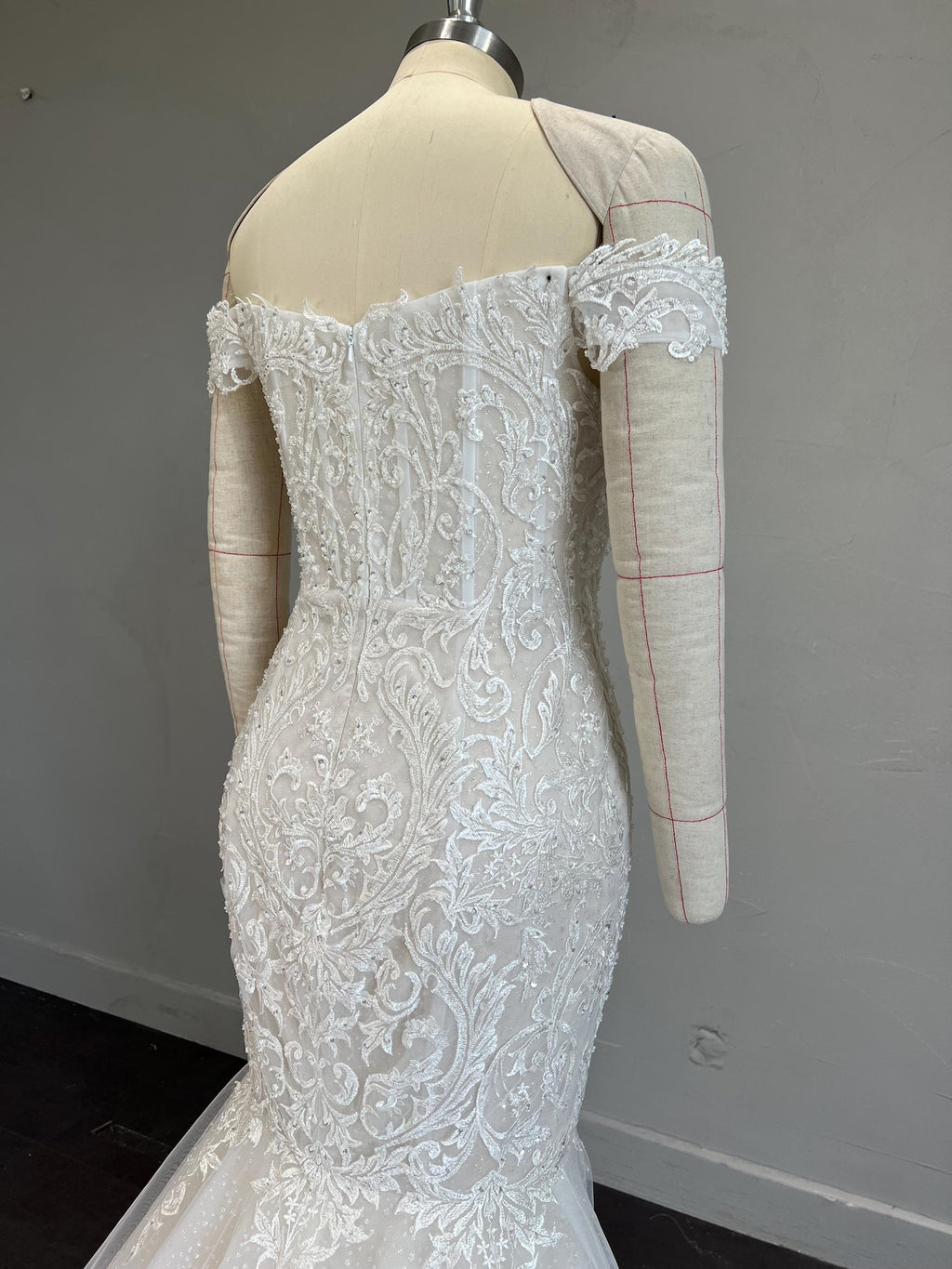 Off the Shoulder Mermaid Wedding Dress, Sparkle Tulle Lace Bridal Gown, Deep V Neck Floral Appliqué Wedding Gown with Train