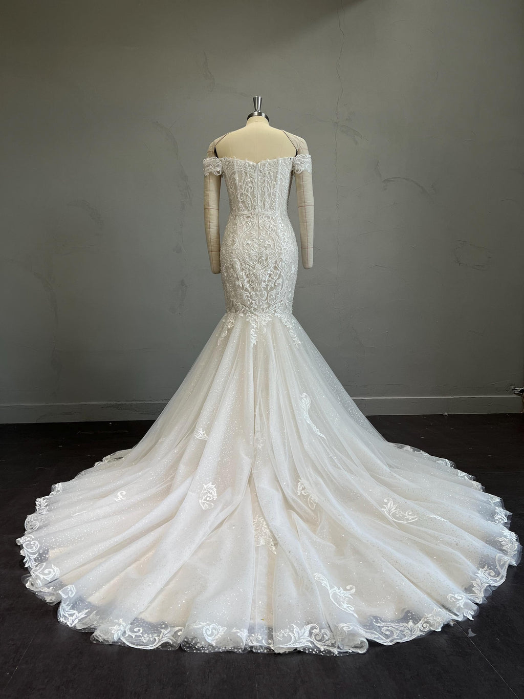 Off the Shoulder Mermaid Wedding Dress, Sparkle Tulle Lace Bridal Gown, Deep V Neck Floral Appliqué Wedding Gown with Train