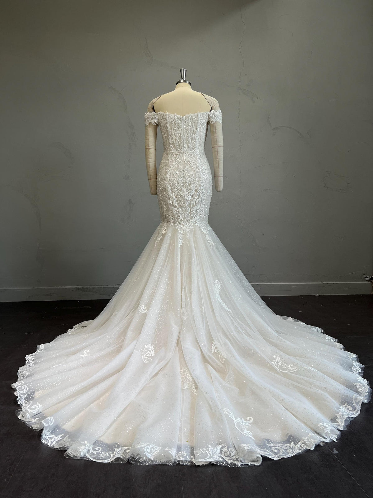 Off the Shoulder Mermaid Wedding Dress, Sparkle Tulle Lace Bridal Gown, Deep V Neck Floral Appliqué Wedding Gown with Train