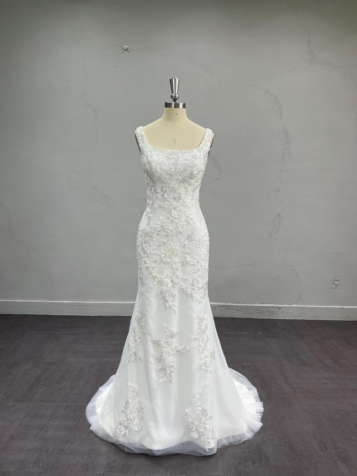 Square Neck A Line Wedding Dress, Beaded Lace Tulle Bridal Gown, Sleeveless Floral Appliqué Wedding Gown with Long Train