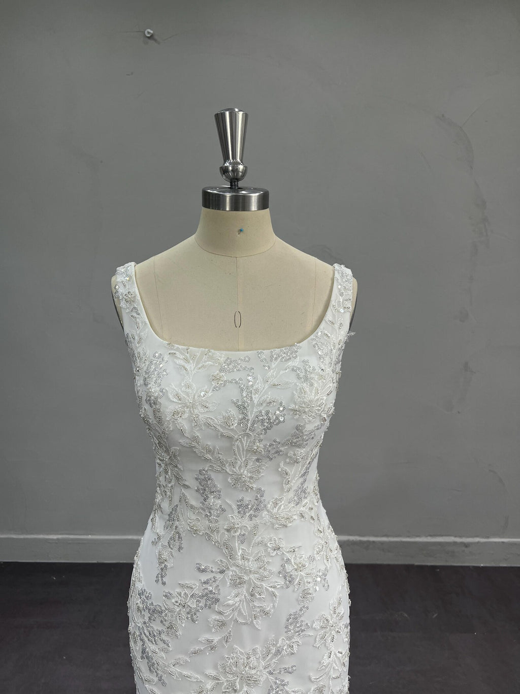 Square Neck A Line Wedding Dress, Beaded Lace Tulle Bridal Gown, Sleeveless Floral Appliqué Wedding Gown with Long Train