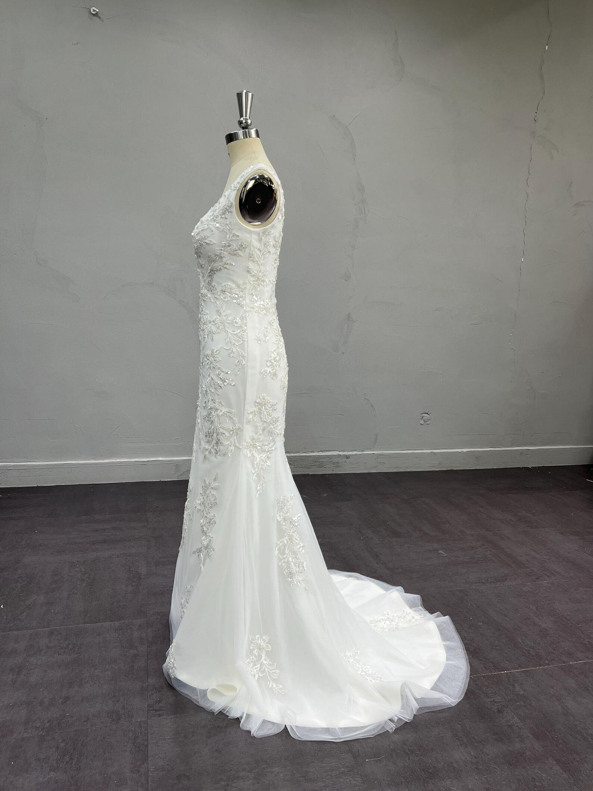 Square Neck A Line Wedding Dress, Beaded Lace Tulle Bridal Gown, Sleeveless Floral Appliqué Wedding Gown with Long Train