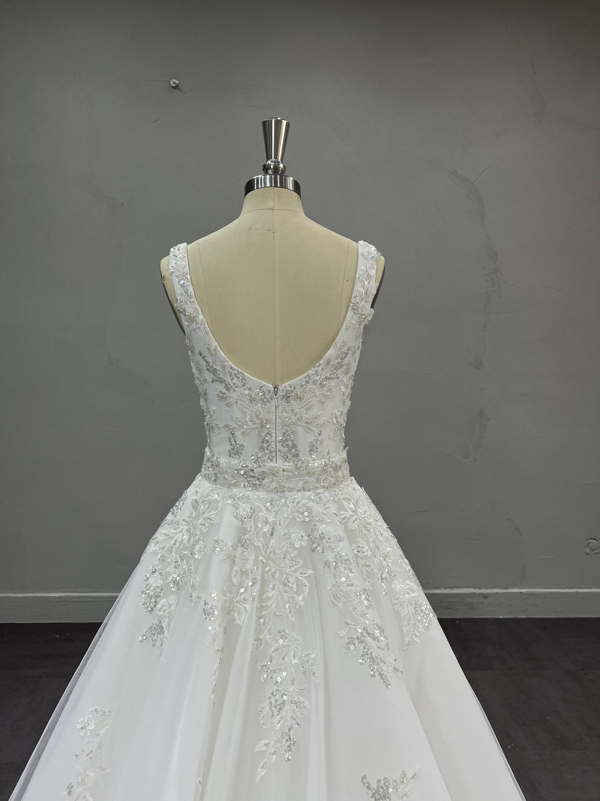Square Neck A Line Wedding Dress, Beaded Lace Tulle Bridal Gown, Sleeveless Floral Appliqué Wedding Gown with Long Train