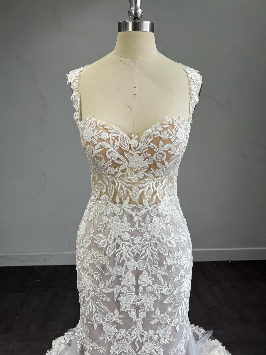 Mermaid Wedding Dress Sweetheart Neck Floral Lace Bridal Gown Nude Tulle Train Sleeveless Wedding Gown