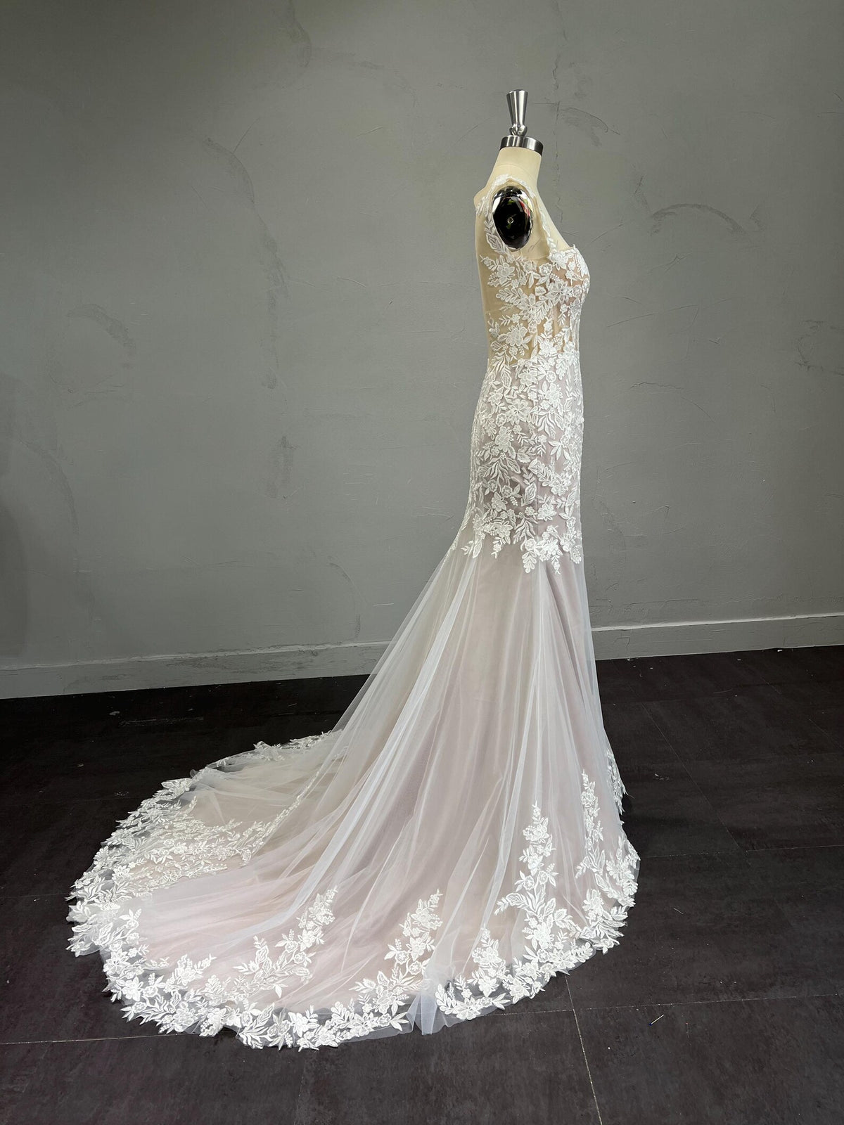Mermaid Wedding Dress Sweetheart Neck Floral Lace Bridal Gown Nude Tulle Train Sleeveless Wedding Gown