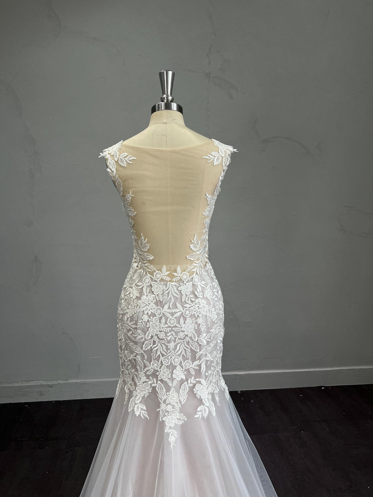 Mermaid Wedding Dress Sweetheart Neck Floral Lace Bridal Gown Nude Tulle Train Sleeveless Wedding Gown