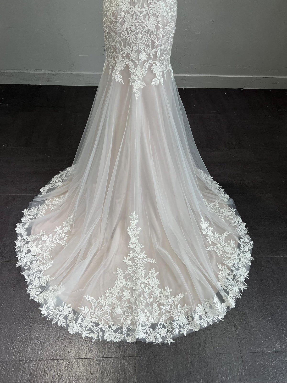 Mermaid Wedding Dress Sweetheart Neck Floral Lace Bridal Gown Nude Tulle Train Sleeveless Wedding Gown