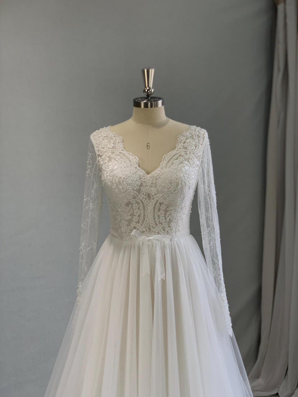 Long Sleeve A-Line Wedding Dress V Neck Lace Bridal Gown Tulle Skirt With Sash Romantic Wedding Gown