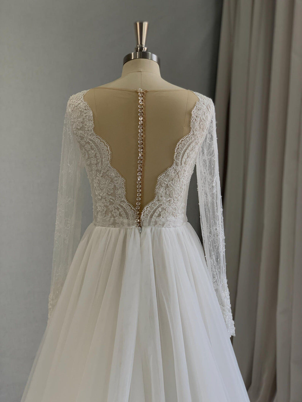 Long Sleeve A-Line Wedding Dress V Neck Lace Bridal Gown Tulle Skirt With Sash Romantic Wedding Gown