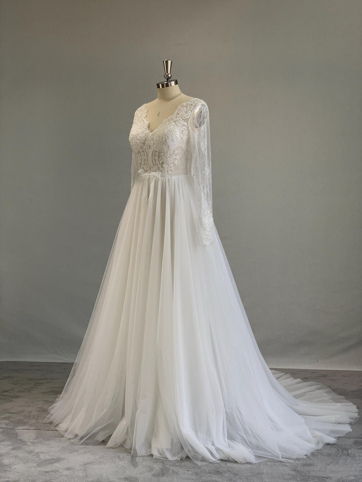 Long Sleeve A-Line Wedding Dress V Neck Lace Bridal Gown Tulle Skirt With Sash Romantic Wedding Gown
