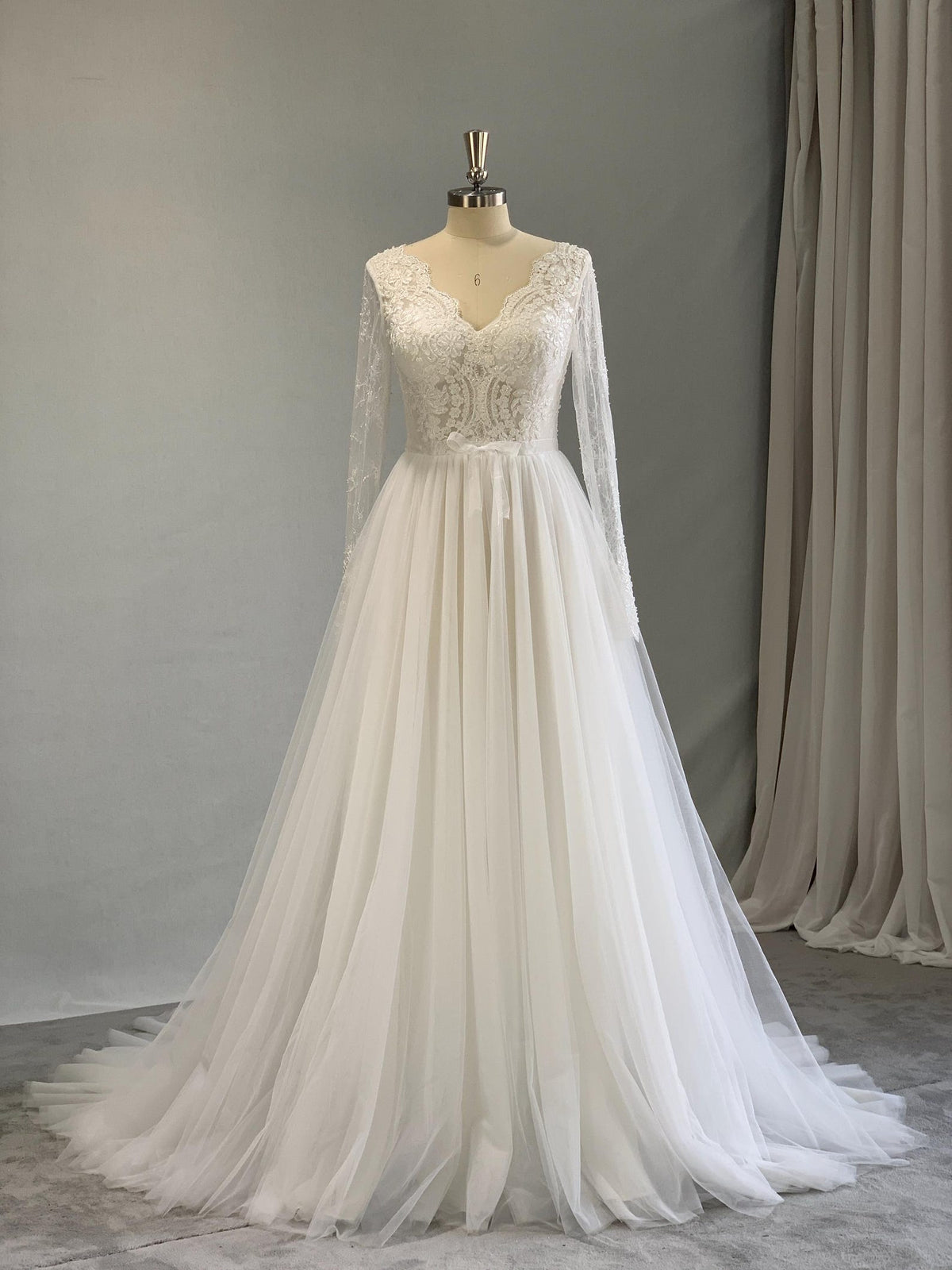 Long Sleeve A-Line Wedding Dress V Neck Lace Bridal Gown Tulle Skirt With Sash Romantic Wedding Gown