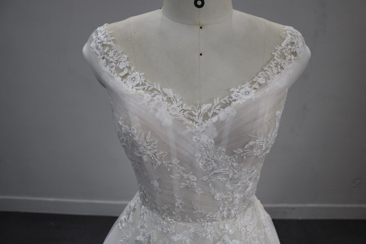 Off The Shoulder A-Line Wedding Dress V Neck Floral Lace Bridal Gown Flowy Tulle Chapel Train Wedding Gown