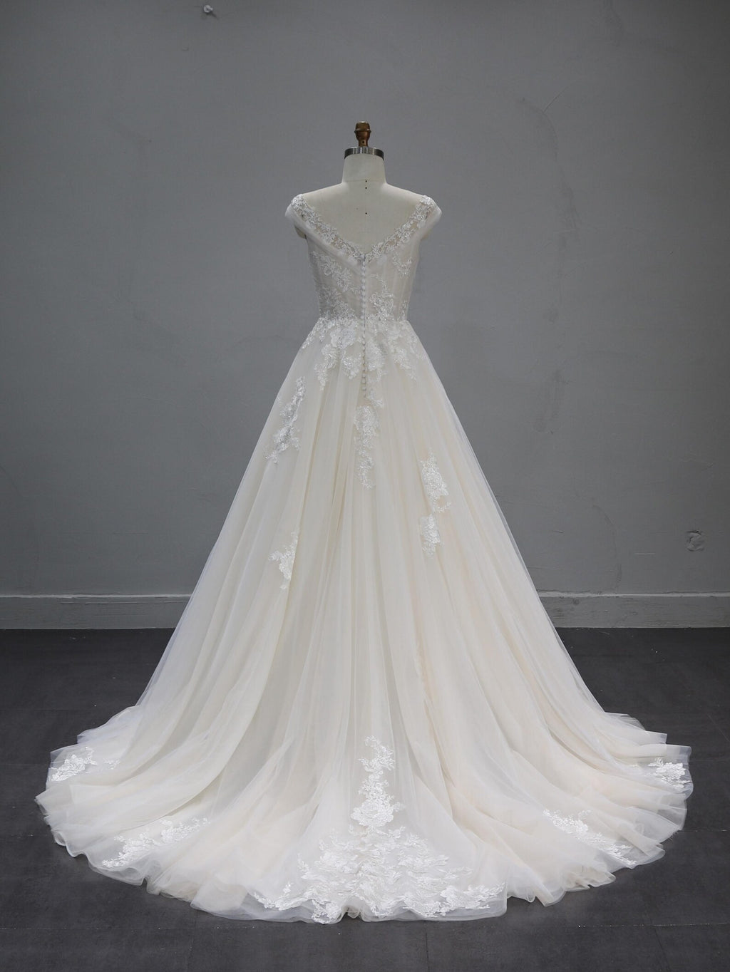 Off The Shoulder A-Line Wedding Dress V Neck Floral Lace Bridal Gown Flowy Tulle Chapel Train Wedding Gown