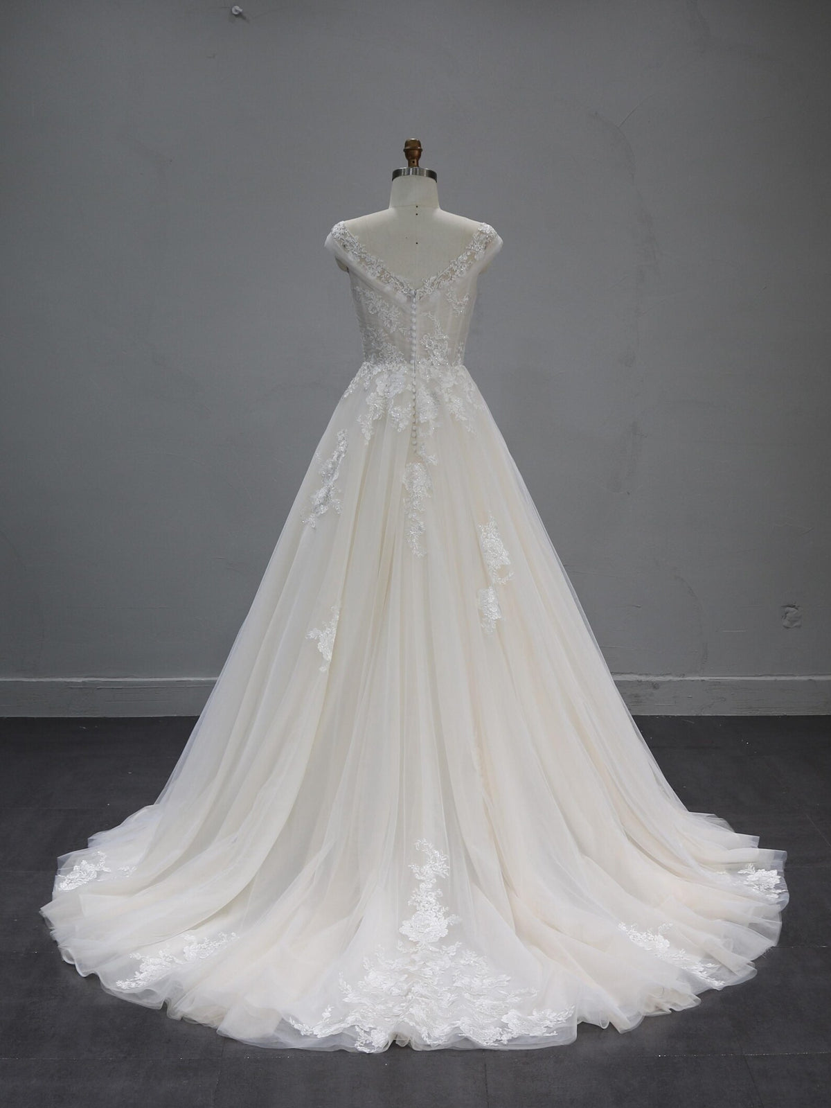 Off The Shoulder A-Line Wedding Dress V Neck Floral Lace Bridal Gown Flowy Tulle Chapel Train Wedding Gown