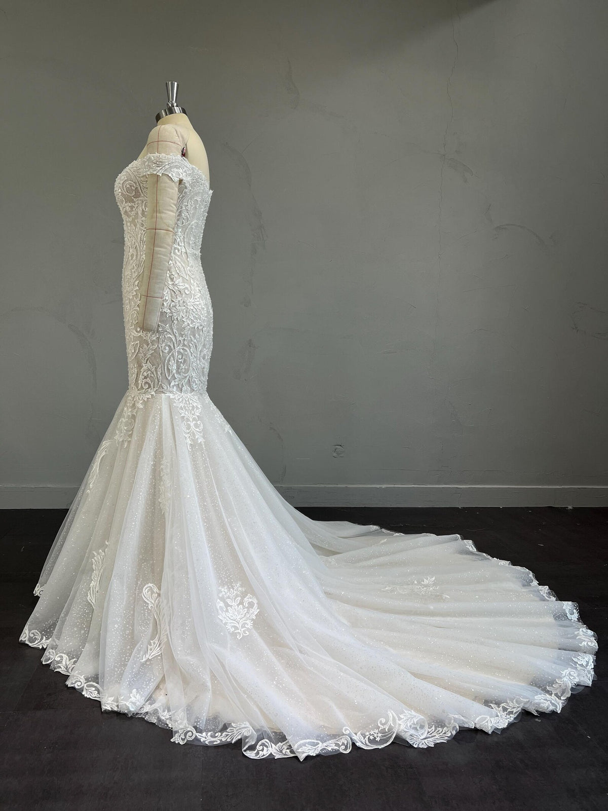 Off the Shoulder Mermaid Wedding Dress, Sparkle Tulle Lace Bridal Gown, Deep V Neck Floral Appliqué Wedding Gown with Train