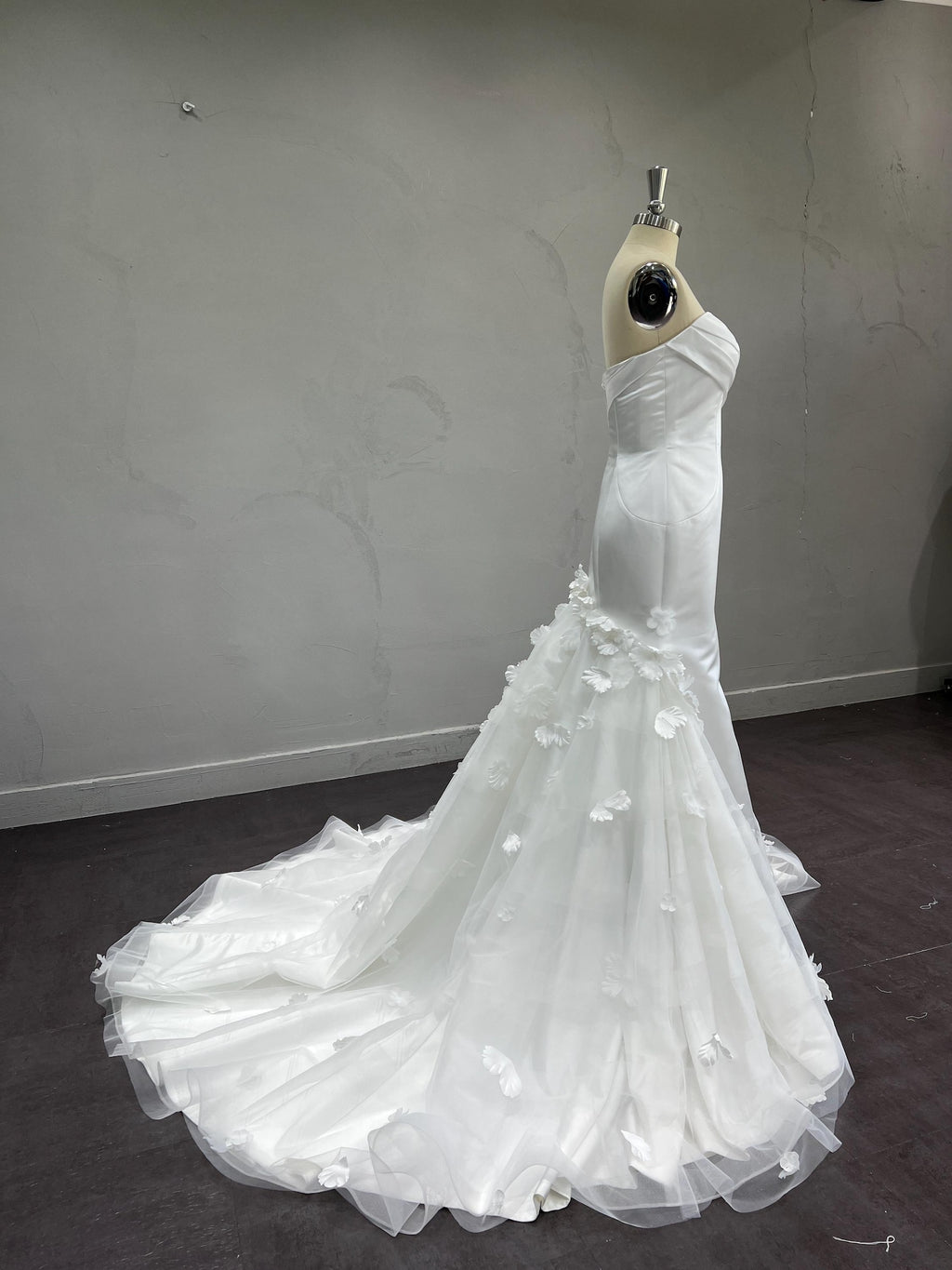 Strapless Satin Mermaid Wedding Dress, 3D Floral Tulle Bridal Gown, Sweetheart Ruched Bodice Wedding Gown with Detachable Floral Train