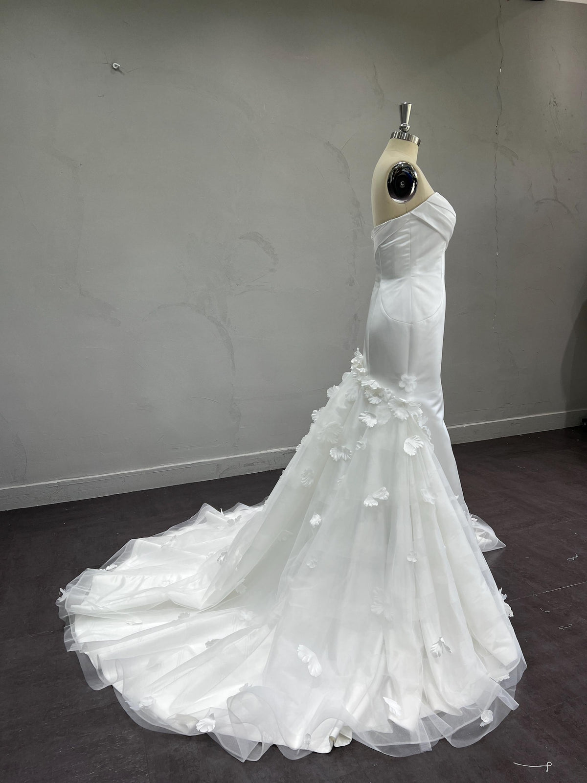 Strapless Satin Mermaid Wedding Dress, 3D Floral Tulle Bridal Gown, Sweetheart Ruched Bodice Wedding Gown with Detachable Floral Train
