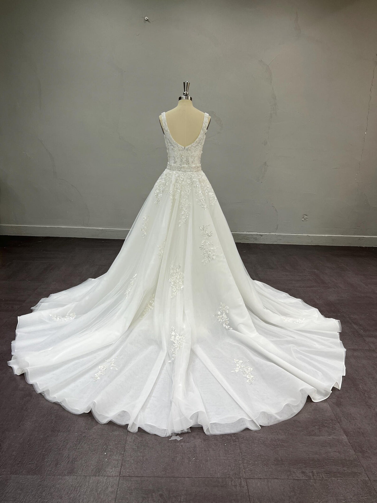 Square Neck A Line Wedding Dress, Beaded Lace Tulle Bridal Gown, Sleeveless Floral Appliqué Wedding Gown with Long Train