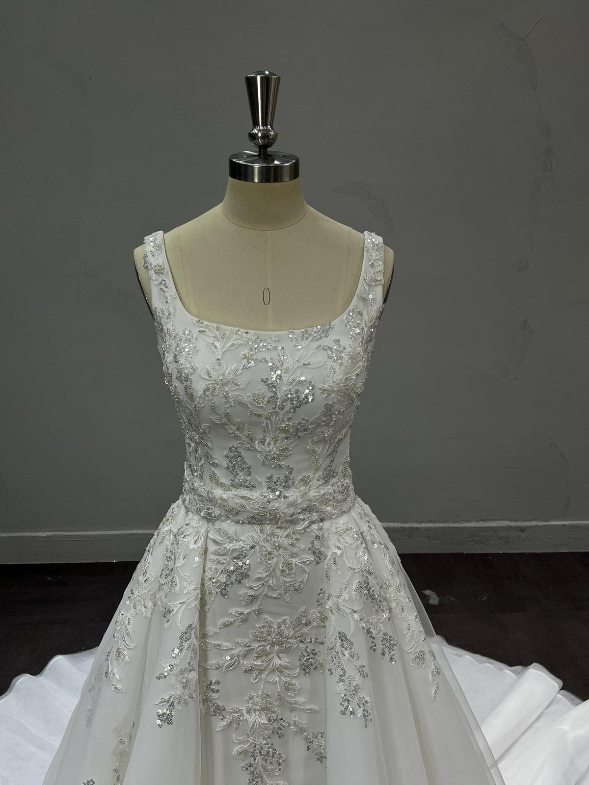 Square Neck A Line Wedding Dress, Beaded Lace Tulle Bridal Gown, Sleeveless Floral Appliqué Wedding Gown with Long Train