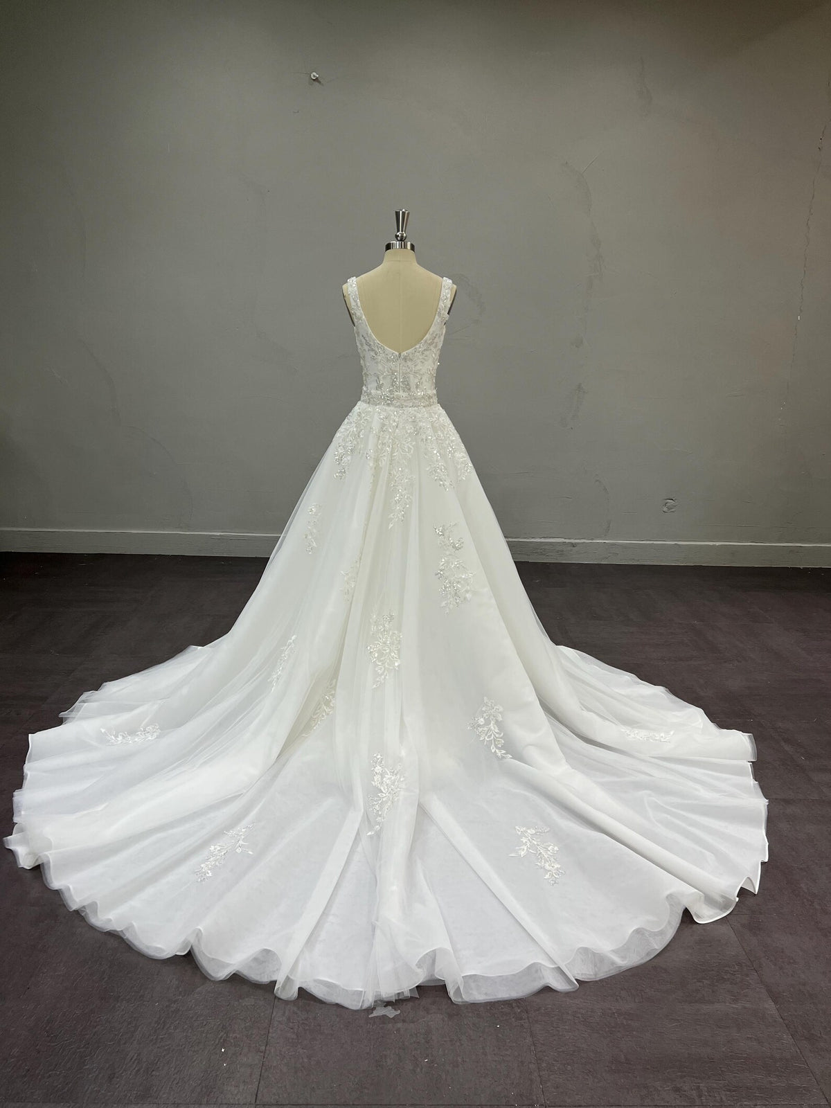 Square Neck A Line Wedding Dress, Beaded Lace Tulle Bridal Gown, Sleeveless Floral Appliqué Wedding Gown with Long Train