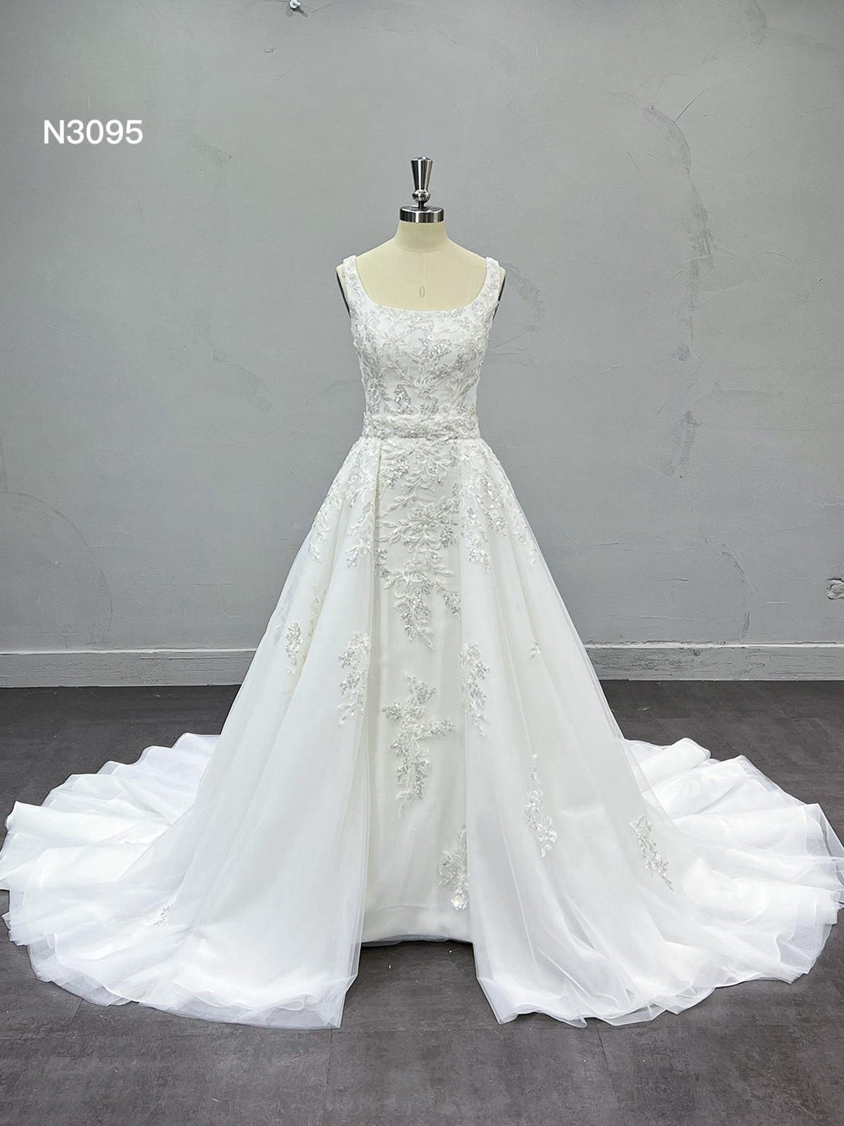 Square Neck A Line Wedding Dress, Beaded Lace Tulle Bridal Gown, Sleeveless Floral Appliqué Wedding Gown with Long Train