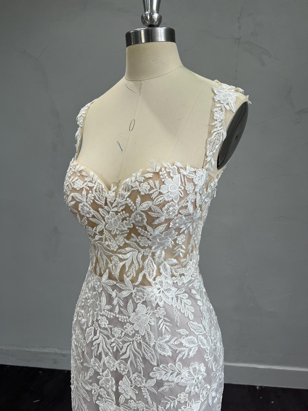 Mermaid Wedding Dress Sweetheart Neck Floral Lace Bridal Gown Nude Tulle Train Sleeveless Wedding Gown