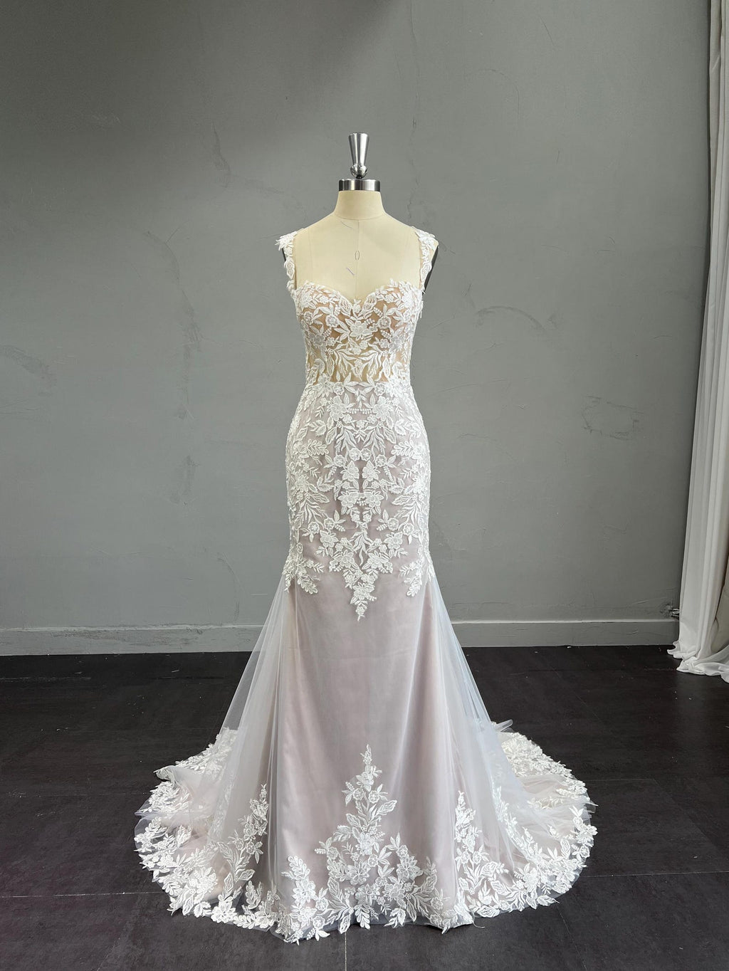 Mermaid Wedding Dress Sweetheart Neck Floral Lace Bridal Gown Nude Tulle Train Sleeveless Wedding Gown